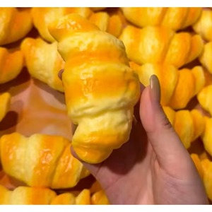 Vente en gros de jouets en forme de croissant anti-stress à récupération lente, doux et moelleux, réalistes, pour enfants - Product Image 1