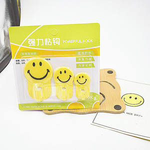 Ganchos con diseño de carita sonriente de dibujos animados, sin necesidad de taladrar, resistentes, con adhesivo sin residuos, aptos para cocinas y dormitorios, disponibles. - Product Image 1
