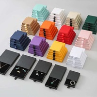 Boîte cadeau carrée rigide en kraft de haute qualité avec logo personnalisé pour colliers, pendentifs et boucles d'oreilles, gaufrage biodégradable, vente en gros