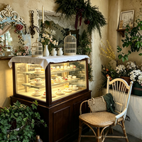 Vitrine en verre sur mesure de luxe pour café, adaptée au design intérieur de café.