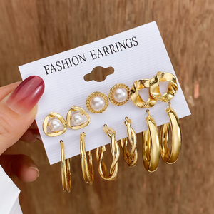 Nuovo <span class=keywords><strong>Set</strong></span> di <span class=keywords><strong>Orecchini</strong></span> a Cerchio Grandi Trendy con Cuore e Perla Color <span class=keywords><strong>Oro</strong></span> per Donna - Product Image 5