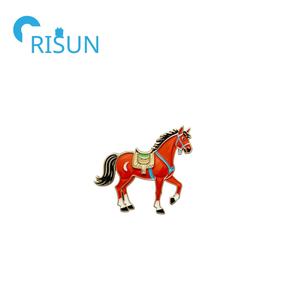 Fabrication d'épingles à cheval en émail Broche de cheval en cours d'exécution Pegasus Flying Horse Lapel Pin Badge personnalisé en fer à cheval de <span class=keywords><strong>course</strong></span> en émail - Product Image 5