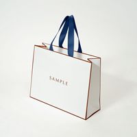 Bolsa de Regalo de Papel Blanco con Logotipo Personalizado, Borde Marrón y Asa de Cinta Azul Marino, Bolsas de Compras de Cartón al por Mayor