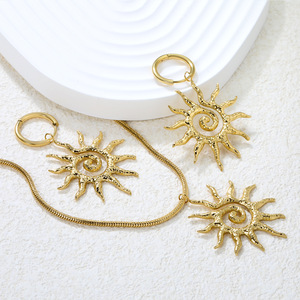 ชุดเครื่องประดับดอกทานตะวันสแตนเลสสำหรับผู้หญิงสร้อยคอโซ่กระดูกไหปลาร้าต่างหูสวมใส่ทุกวันสไตล์หรูหราเบาๆ - Product Image 2