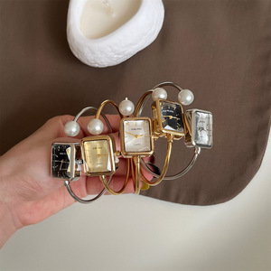 Reloj de Pulsera Personalizado para <span class=keywords><strong>Mujer</strong></span>, Estilo Antiguo de Lujo, con Perlas Cuadradas Doradas, Reloj de Cuarzo Exquisito - Product Image 3