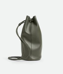 Bottega BV Andiamo Bucket, bolso tipo cubo en piel de becerro sedosa con detalle de nudo distintivo y correa deslizante para el hombro Veneta - Product Image 4