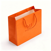 Sacs cadeaux personnalisés, sacs shopping en papier de luxe avec logo en relief, poignées en corde torsadée pour l'emballage de produits de soins de la peau haut de gamme