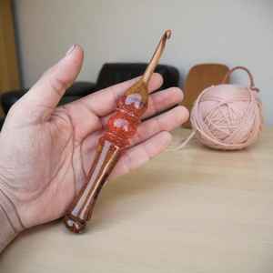 Crochets en résine et en bois légers, surface lisse, prise en main confortable, idéal pour le tricot, le crochet, le bricolage et les cadeaux faits à la main - Product Image 1