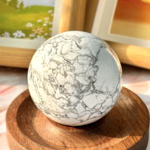 Vente en gros de sphères d'howlite de style bohème, pierres de guérison naturelles pour une décoration intérieure unique et des cadeaux de fêtes - Product Image 1