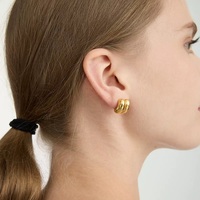 Liliflor Unique 18K Chapado en oro Acero inoxidable Vintage Doble capa Hollow Stud Ear Hipoalergénico Pendientes lisos E251812