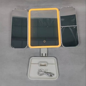 Espejo de Maquillaje LED Plegable de 3 Vías con Pantalla Táctil y Carga USB, Espejo de Vanidad con Iluminación LED - Product Image 1