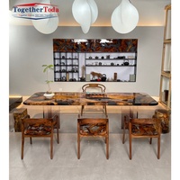 Table basse flottante luxueuse avec plateau en bois, table à manger en époxy à vue sur la rivière, de haute qualité
