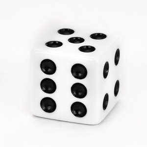 Dés en acrylique D6 de 16 mm de couleur unie noire et blanche avec logo personnalisé, prix de gros de haute qualité, pour les jeux de société D&D - Product Image 3