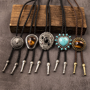 1 set de collar de moda para hombre de aleación con colgante estilo bolo occidental, con lobo, triángulo, ojo de tigre y ónix, y cordón de cuero trenzado - Product Image 2