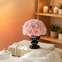 Roses éternelles les plus vendues dans un vase en travertin, fleurs préservées artisanales, bouquets de roses préservées dans un vase, décoration d'intérieur
