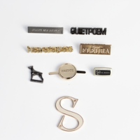 Plaque d'étiquettes gravées personnalisées en alliage de zinc avec nom en métal pour sacs, chaussures, bagages avec motif de lettres
