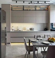 Armoires de cuisine sur mesure Vermonhouzz gris clair mat avec éclairage LED intégré, design sans poignée, style moderne minimaliste