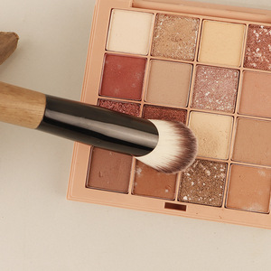 Pinceau de contour angulaire en poils synthétiques avec manche en bois de 3 cm pour l'application de fard à joues - Product Image 1
