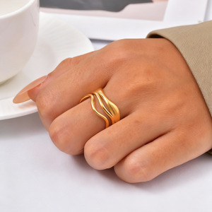 Bague infini en acier inoxydable 316L plaqué or 18 carats pour femme, double bande ondulée, ouverte et ajustable, étanche, bijoux minimalistes - Product Image 3