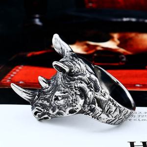 Anillo de hombre de acero inoxidable 316L personalizado, estilo gótico punk con rinoceronte, texturas contrastantes, elegante, oscuro, masculino, accesorio estético. - Product Image 4