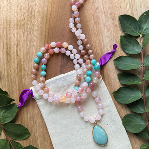 สร้อยคอมุกมาลา <span class=keywords><strong>108</strong></span> เม็ด ทำด้วยมือ, โรสควอตซ์ธรรมชาติ, ซันสโตน, อเมซอนไนต์, จาปามาลา, คริสตัลบำบัดเพื่อการสวดมนต์, ของขวัญเครื่องประดับโยคะ - Product Image 5