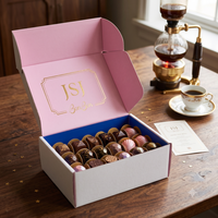 Boîte à chocolats de luxe en albâtre blanc avec intérieur rose poudré pour offrir des bonbons haut de gamme et pour une présentation professionnelle en boutique