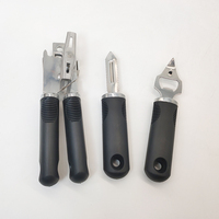Ensemble d'ustensiles de cuisine en acier inoxydable : coupe-pizza, presse-ail, ouvre-bouteille, cuillère à glace, éplucheur, râpe à fromage