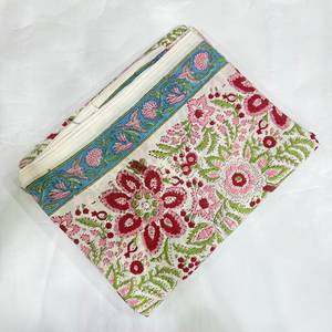 Tela de Algodón Estampada con Flores Blancas y Patrón Botánico en Rosa, Rojo y Verde para Kurti, Vestido, Traje Salwar y Ropa Étnica - Product Image 3