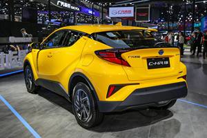 <span class=keywords><strong>Toyota</strong></span> <span class=keywords><strong>CHR</strong></span> 2.0L Leading Edition <span class=keywords><strong>2023</strong></span>, SUV compact <span class=keywords><strong>hybride</strong></span> rechargeable, export en gros, équipé d'un E-CVT, véhicule à énergie nouvelle - Product Image 3