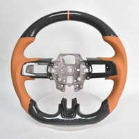 Volant de course personnalisé en cuir perforé avec bande supérieure bleue en fibre de carbone véritable pour Ford Mustang