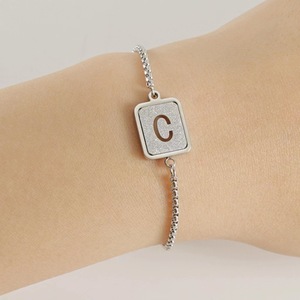 En stock, vente en gros : Bracelet à lettres en acier inoxydable doré pour femme, ajouré et réglable - Product Image 4