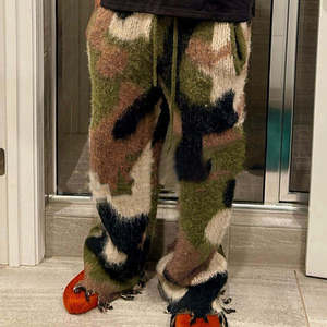 <span class=keywords><strong>Pantalon</strong></span> de survêtement personnalisé <span class=keywords><strong>en</strong></span> mohair imprimé camouflage <span class=keywords><strong>en</strong></span> laine surdimensionné cordon de serrage Streetwear Fluffy Graphic Knit Track Sweat Flare <span class=keywords><strong>pantalon</strong></span> <span class=keywords><strong>en</strong></span> mohair pour hommes - Product Image 4