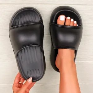 Novo produto chinelos e sandálias femininas de praia verão atacado chinelos para casa verão 2024 moda slides personalizados