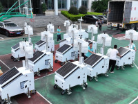 OKAF 3x120W Solarbetriebener Mobiler Überwachungsanhänger 360 °   PTZ-Kamera Off-Grid 24/7 Sicherheitsüberwachungsanhänger
