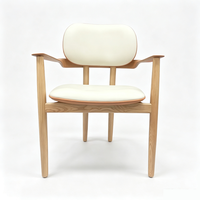 Fauteuil de salle à manger en bois massif pour hôtel avec assise en cuir et dossier ovale
