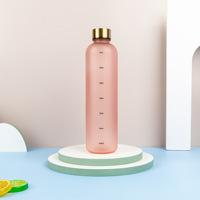 Botella de agua de plástico esmerilado de 1000ml sin BPA, logotipo personalizado, 32oz, marcador de tiempo de bebida deportiva para gimnasio para viajes al aire libre, PC de silicona Dual