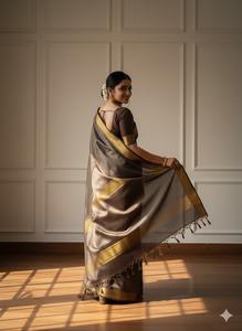 Sari de Seda Marrón Café Premium para Mujer con Elegantes Detalles en el Borde y un Exquisito Estilo Tradicional de la India - Product Image 4