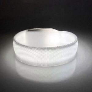 สายรัดข้อมือโปรโมชั่นแบบกำหนดเอง สายคล้องคอเรืองแสง กำไลข้อมือไนลอน LED สำหรับโปรโมชั่นกีฬา - Product Image 5