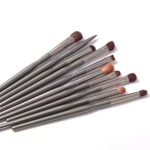Juego <span class=keywords><strong>de</strong></span> <span class=keywords><strong>brochas</strong></span> para sombra <span class=keywords><strong>de</strong></span> ojos <span class=keywords><strong>de</strong></span> nuevo diseño, pelo suave, detalle <span class=keywords><strong>de</strong></span> ojos, manchas para principiantes, mango gris portátil, Vegano, 10 Uds., brocha <span class=keywords><strong>de</strong></span> <span class=keywords><strong>maquillaje</strong></span> <span class=keywords><strong>al</strong></span> <span class=keywords><strong>por</strong></span> <span class=keywords><strong>mayor</strong></span> - Product Image 4