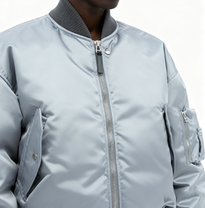 جاكيت بومبر رجالي على طراز الشارع رمادي فاتح ضلع داكن للأوربا الأوروبي الاتحاد الأوروبي الاتحاد الأوروبي ملابس الشباب شعار مخصص OEM تطريز سحاب كاجوال للشتاء - Product Image 4