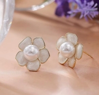 Anting-anting kancing mutiara putih air tawar murni 925 lapisan emas 18K desain bunga perhiasan mutiara modis