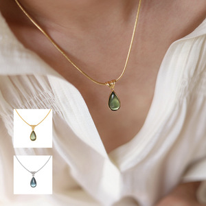 Collier tendance en acier inoxydable avec pendentif goutte d'eau vert translucide et saphir bleu océan, chaîne maille serpent - Product Image 1
