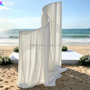 Arco Nuziale LEDA in Stile Boho con Drappeggio Curvo, Colore Personalizzabile, in Tessuto Chiffon per Cerimonie in Spiaggia ed Eventi Nuziali Discreti - Product Image 3