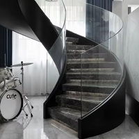 Escalier intérieur moderne et luxueux en courbes, avec marches en marbre et bois, et garde-corps en verre/câble, pour villa - Vente flash