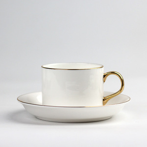 Taza y Platillo de Café de Porcelana China Blanca Pura con Logotipo Personalizado, Diseño Moderno y Simple, Capacidad de 201-300 ml, Acabado Dorado - Product Image 4