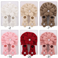 Ensemble de 2 pièces en fausse fourrure douce pour bébé, bonnet et chaussons avec fleur centrale en perles pour les petites filles en automne et en hiver