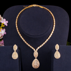 Conjunto de Joyería de Oro de Dubái para <span class=keywords><strong>Mujer</strong></span>, Collar y Pendientes de Latón con Circonitas en Forma de Pera, Accesorios de Joyería para Novia y Boda, Venta al por Mayor - Product Image 3