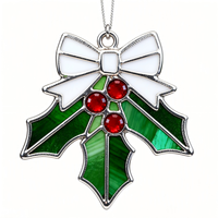 Attrape-soleil artisanal personnalisé en vitrail motif houx de Noël, encadré argenté, ornement suspendu pour fenêtre, orné de baies rouges incrustées de strass