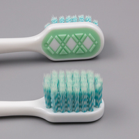 Brosse à dents de voyage de haute qualité avec poignée confortable, brosse à dents pour enfants et adultes, gratte-langue, directement de l'usine