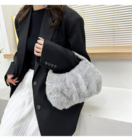 Sac hobo doux et moelleux en peluche avec poignée tressée, sac à bandoulière en fourrure duveteuse, mini sac fourre-tout mignon pour femme, idéal pour les tenues quotidiennes d'hiver